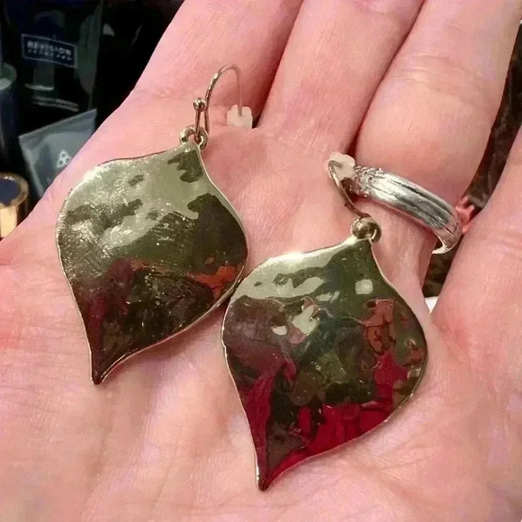 Leaf Shaped GOLD Dangle Earring - Picture 2 of 4